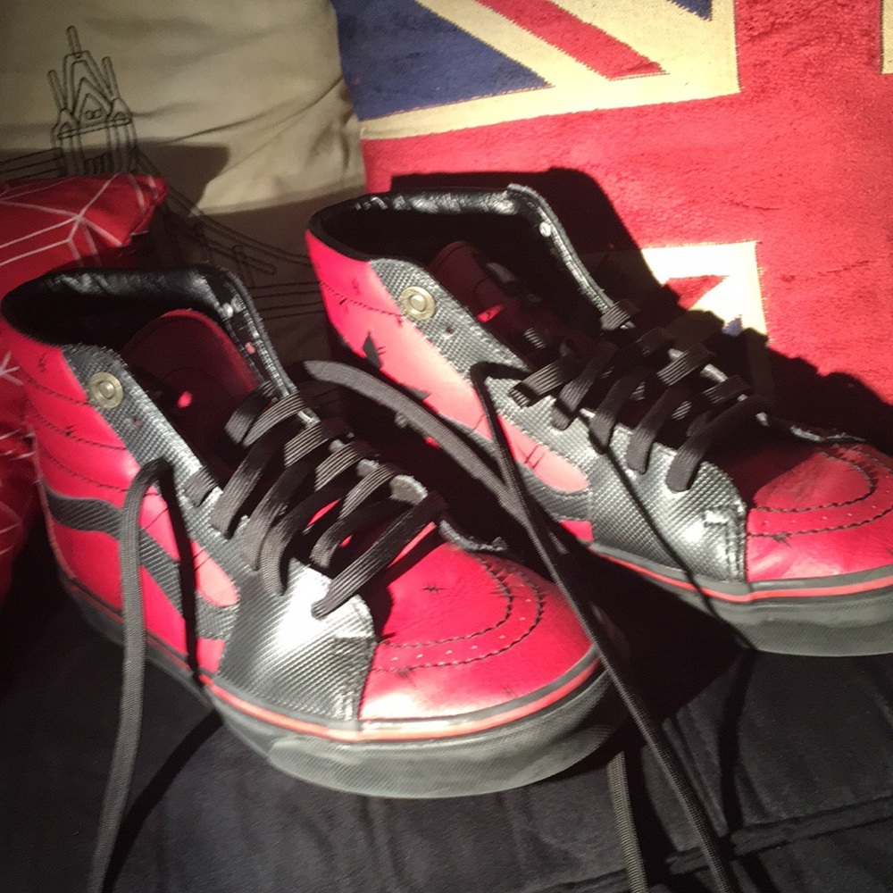 NEW! VANS X MARVEL (DEADPOOL SK8 HI)!
